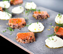 Kumminhalstrad gravad lax med sellericreme och citron (tapas)