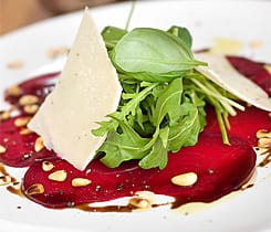 Rödbetscarpaccio med rostade pinjenötter, parmesan samt balsamicoglazé