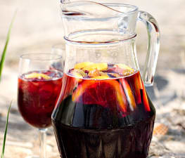 Sangria (röd bål) med nejlikor och kanel