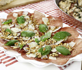 Breasolacarpaccio med parmesan, olja och pinjenötter (plockmat)