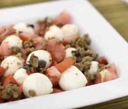 Mozzarellinesallad med oliv- & kaprispesto (förrätt)