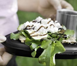 Knäckemacka med grillad squash, chevreost, sallad och balsamsirap