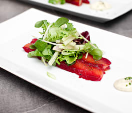 Rödbetsgravad lax med stjärnanis, äpple och senap (förrätt)