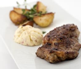 Ugnsgratinerad kalventrecôte med rosésmör och klyftpotatis