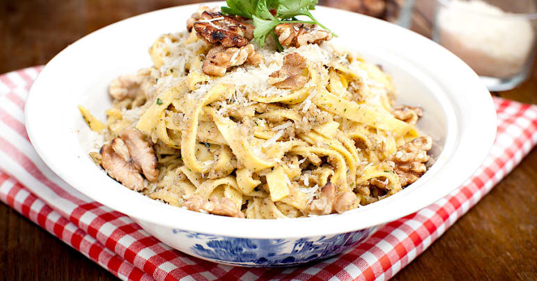 Krämig pasta med valnötter och parmesan - Recept och råvarukunskap -  