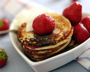 Plättbakelser / pannkakstårta med sylt & grädde (efterrätt)