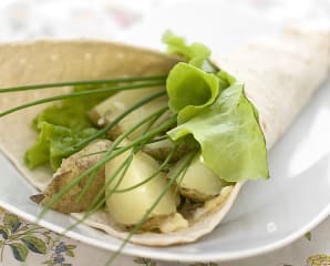 Tunnbrödsrulle med sill och färsk potatis