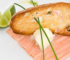 Limegravad lax med pepparrotsmousse