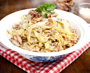 Krämig pasta med valnötter och parmesan