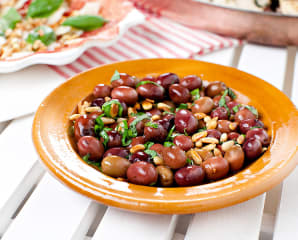 Marinerade oliver med pinjenötter (tillbehör)
