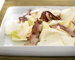 Ljummen endivesallad med brieost och bacon