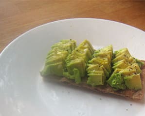 Avokado på knäckebröd