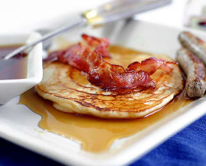 American pancakes - klassiska pannkakor med korv, bakon och lönnsirap