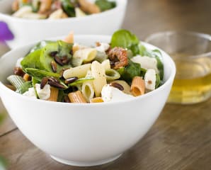 Pastasallad med chevre och rostade pinjenötter