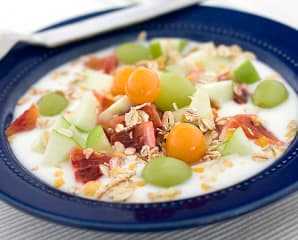 Yoghurt med müsli och färsk frukt