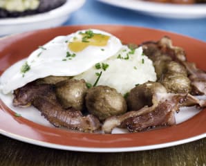 Köttbullar med ägg och bacon till frukost