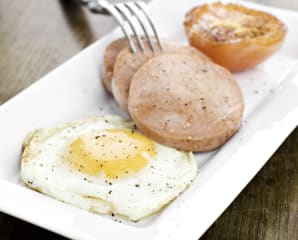 Bräckt falukorv med stekt ägg och tomat (frukost)