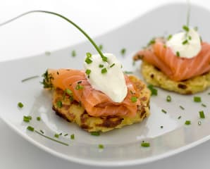 Potatiskaka med lax och crème fraîche (plockmat)