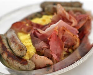 Scrambled egg, bacon and sausage (engelsk frukost)