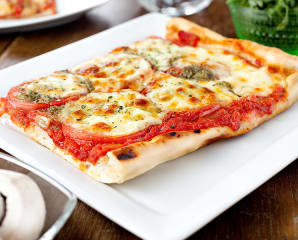 Ugnspizza med mozzarella och pesto