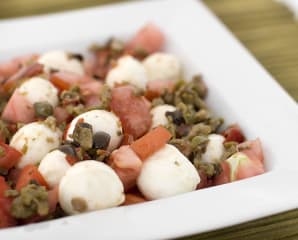 Mozzarellinesallad med kaprispesto