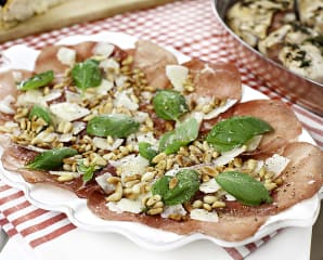 Breasolacarpaccio med parmesan, olja och pinjenötter (plockmat)