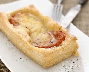 En fluffig sak med tomat och ost (vickning)