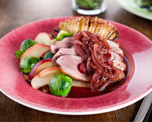 Ankbröst med rödlökssky, brysselkål, äpple och hasselbackspotatis 