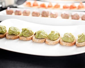 Avokado- och sardellröra på crostini