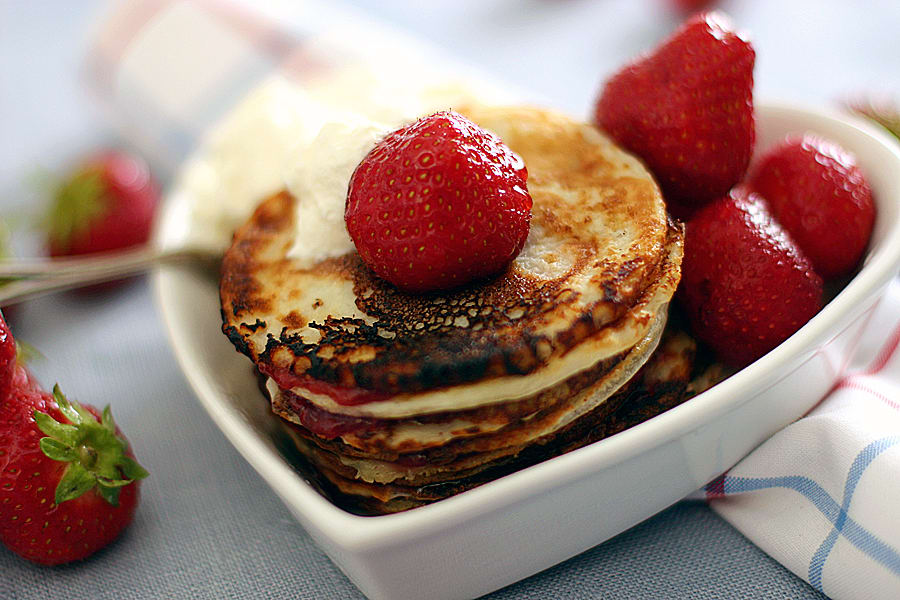 Plättbakelser / pannkakstårta med sylt & grädde (efterrätt)