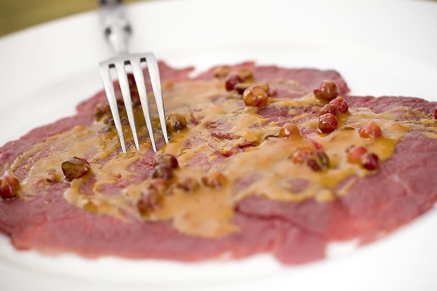 Vild carpaccio av älgfilé med senapslingon (förrätt)