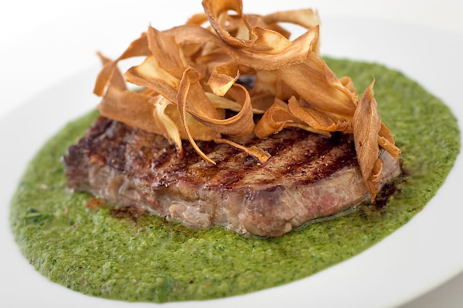 Entrecote salsa verde med friterad palsternacka