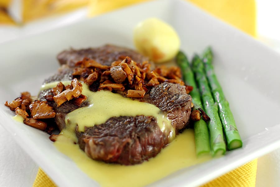 Entrecote med béarnaise och stekta kantareller