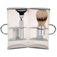 3044 WHTE BRUSH/RAZOR TRAVEL SET W/MAK3