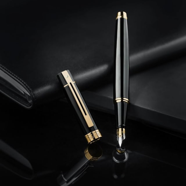 Sheaffer® 300 9325 Glossy Black Fountain Pen With Gold-tone trim - Medium