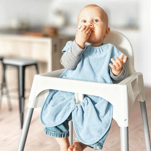 SILLY BILLYZ TOWEL HIGHCHAIR HUGR BIB DUSTY BLUE