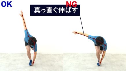 太もも裏(ハムストリングス)肉離れのリハビリでウインドミルタッチをしている画像