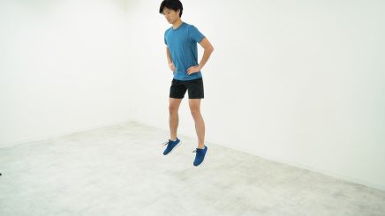 太もも裏(ハムストリングス)肉離れのリハビリでジャンプスクワットをしている画像