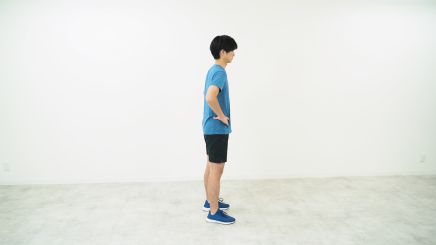 太もも裏(ハムストリングス)肉離れのリハビリでジャンプスクワットをしている画像