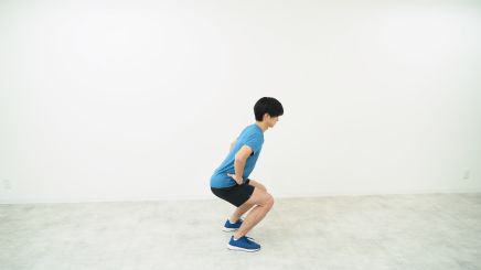 太もも裏(ハムストリングス)肉離れのリハビリでジャンプスクワットをしている画像