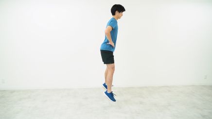 太もも裏(ハムストリングス)肉離れのリハビリでジャンプスクワットをしている画像