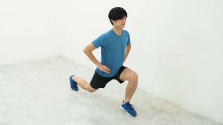 太もも裏(ハムストリングス)肉離れのリハビリでシザースジャンプをしている画像