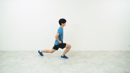 太もも裏(ハムストリングス)肉離れのリハビリでシザースジャンプをしている画像