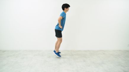 太もも裏(ハムストリングス)肉離れのリハビリでシザースジャンプをしている画像