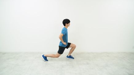太もも裏(ハムストリングス)肉離れのリハビリでシザースジャンプをしている画像