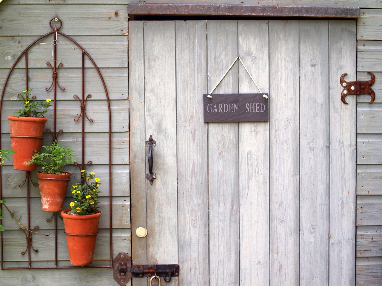 Discover the perfect custom shed design to complement your home