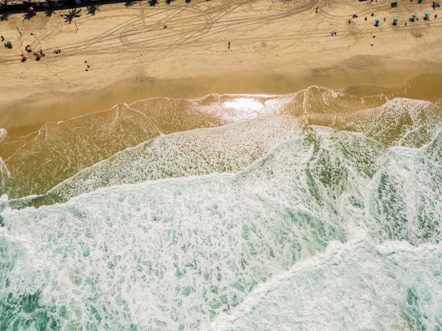 Beachgoers flee in panic from huge waves
