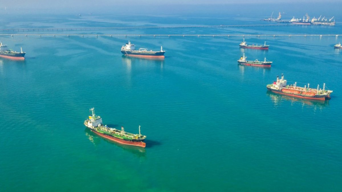 Oil prices climb as Hormuz shipping slows Oil prices climb as Hormuz shipping slows - oil prices