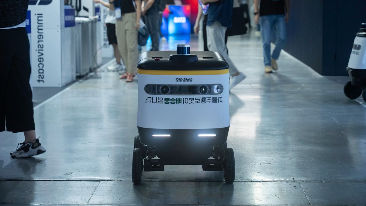 AI reshapes modern supply chains across retail - ai supply chains