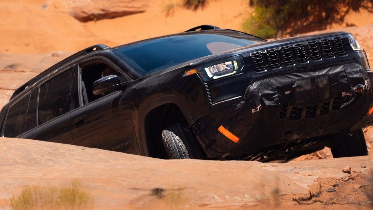 Jeep teases new Cherokee Trailhawk ahead of debut - jeep cherokee trailhawk